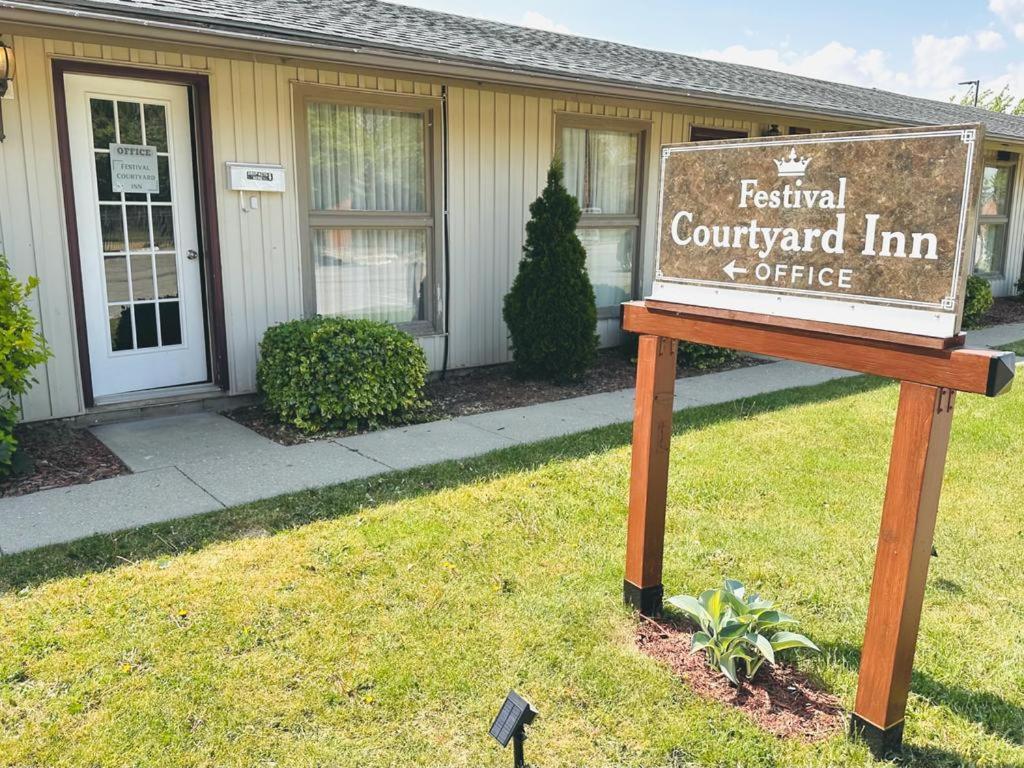 Festival Courtyard Inn Stratford Extérieur photo